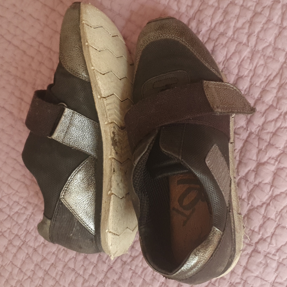 OTBT New Wave sneaker size 9m